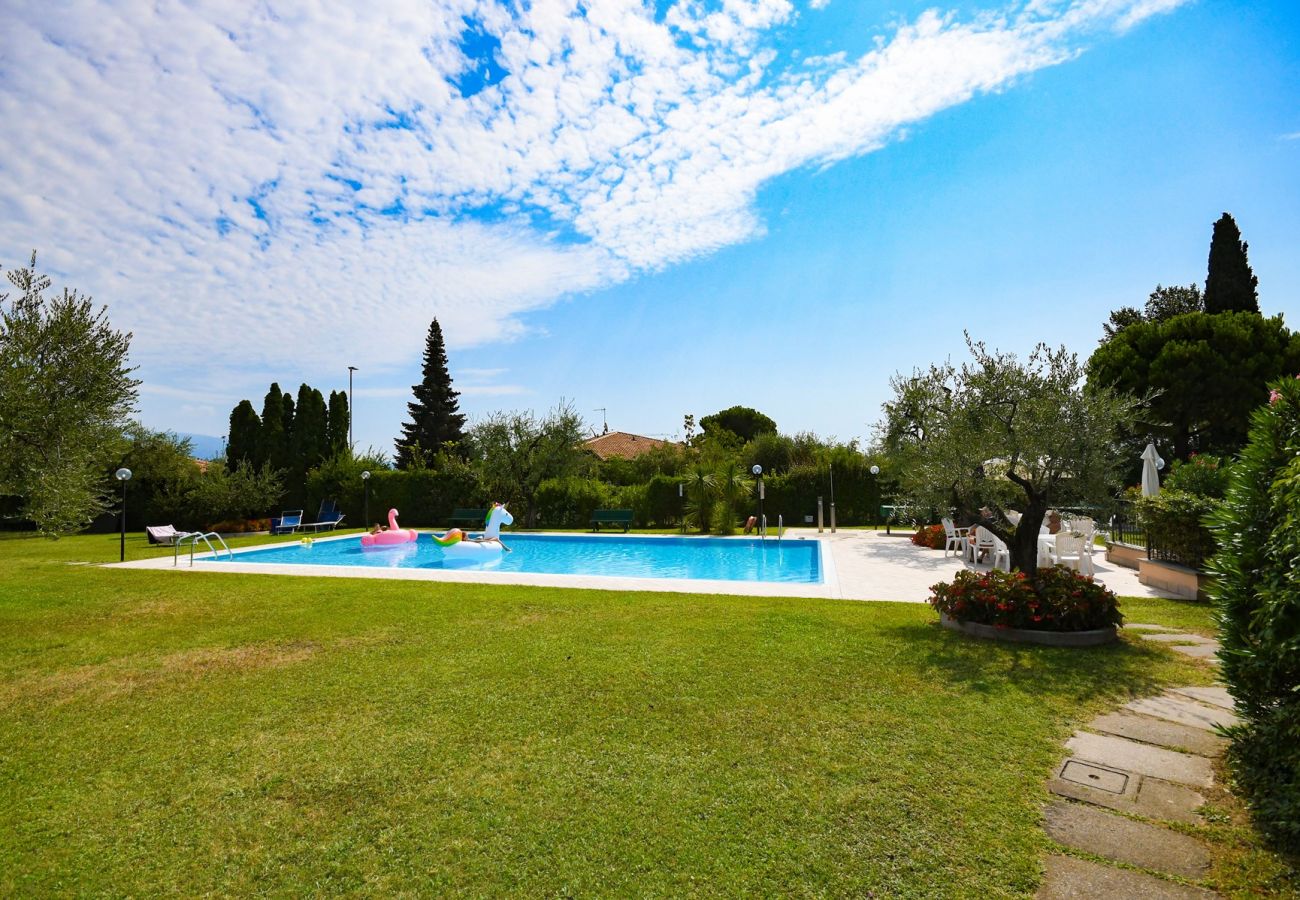 Appartamento a San Felice del Benaco - Roccolino appartamento con balcone e piscina in comune