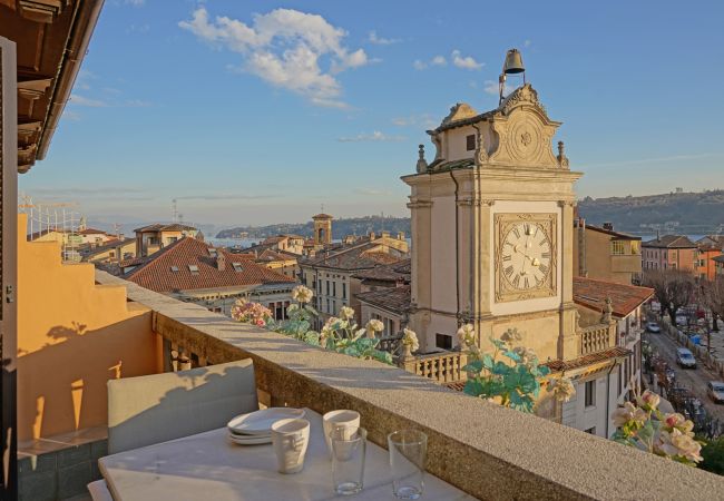  a Salò - L'Orologio con balcone vista lago nel centro storico di Salò