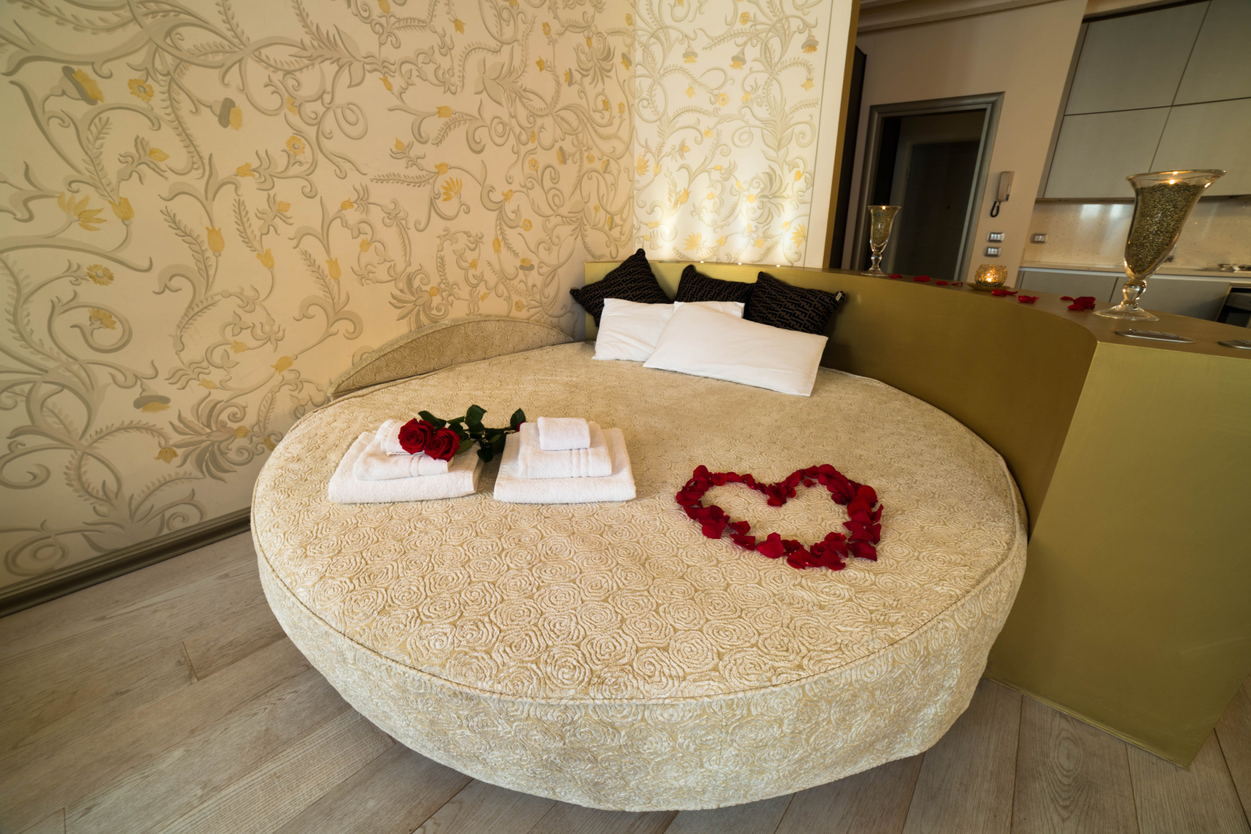 LUXURIA DESENZANO LUXURIA DESENZANO