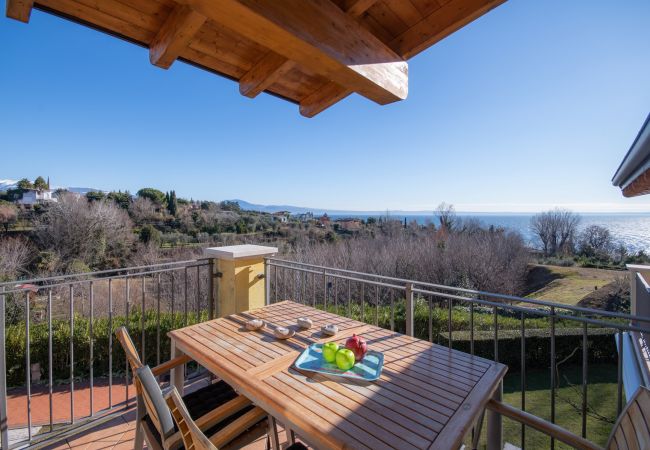 Appartamento a Manerba del Garda - Fedra: con balcone vista lago, in residence con piscina a due passi dal lago