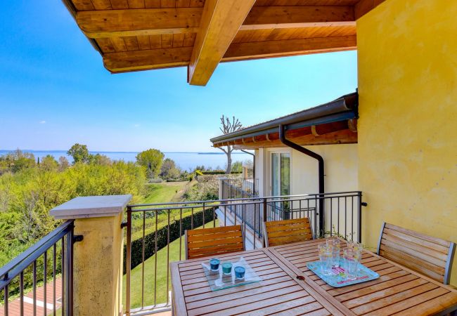 Appartamento a Manerba del Garda - Fedra: con balcone vista lago, in residence con piscina a due passi dal lago