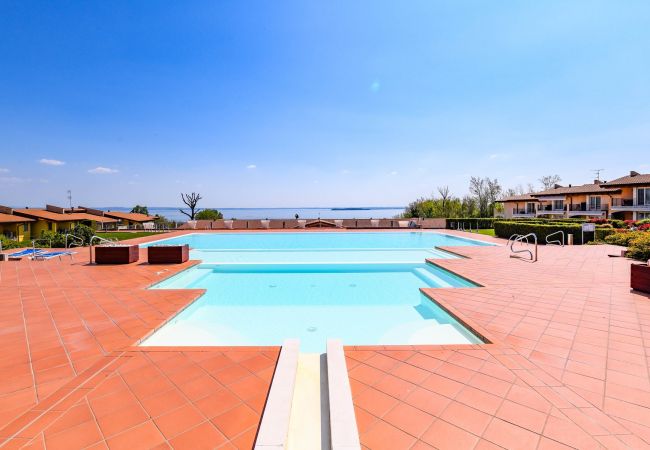 Appartamento a Manerba del Garda - Fedra: con balcone vista lago, in residence con piscina a due passi dal lago
