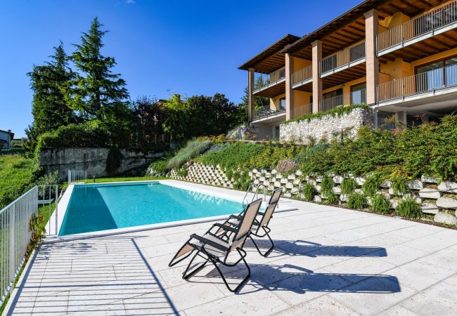Appartamento a Polpenazze del Garda - Pegaso: appartamento di design con balcone vista lago e piscina