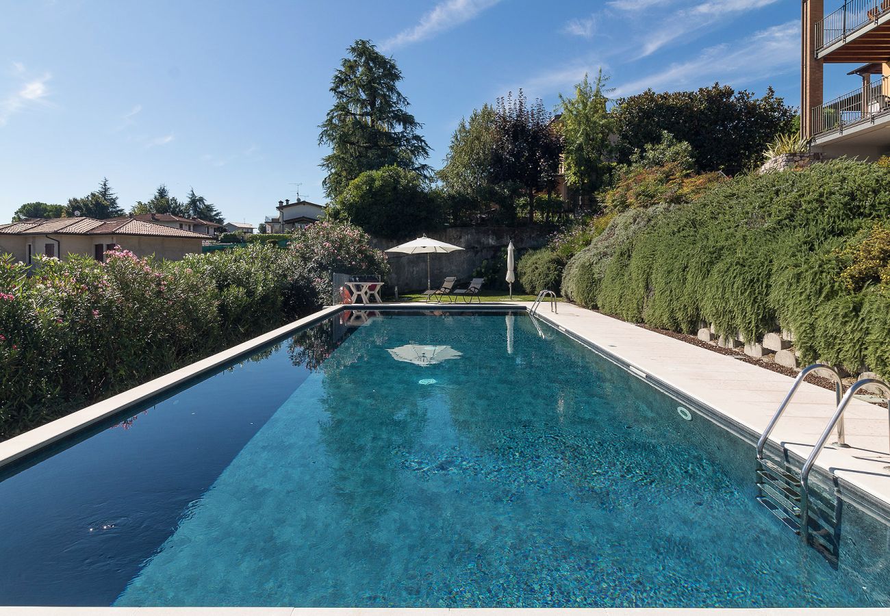Appartamento a Polpenazze del Garda - Pegaso: appartamento di design con balcone vista lago e piscina