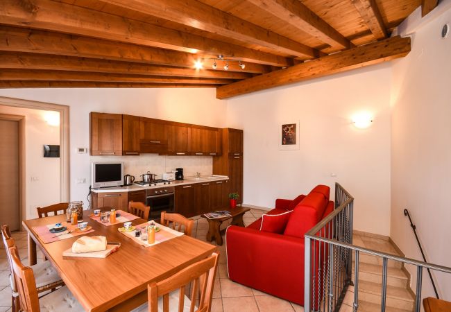 Appartamento a San Felice del Benaco - Cappuccino: appartamento con balcone vicino alla spiaggia di Portese-San Felice del Benaco Appartamento a San Felice del Benaco - Cappuccino: appartamento con balcone vicino alla spiaggia di Portese-San Felice del Benaco
