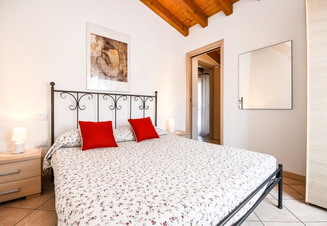 Appartamento a San Felice del Benaco - Cappuccino: appartamento con balcone vicino alla spiaggia di Portese-San Felice del Benaco Appartamento a San Felice del Benaco - Cappuccino: appartamento con balcone vicino alla spiaggia di Portese-San Felice del Benaco