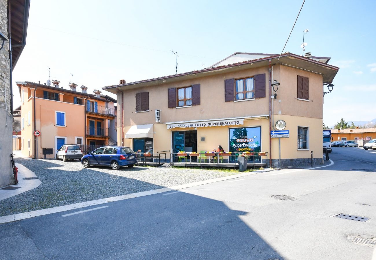 Appartamento a San Felice del Benaco - Cappuccino: appartamento con balcone vicino alla spiaggia di Portese-San Felice del Benaco