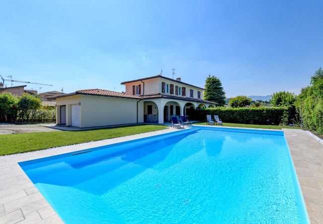 Villa a Manerba del Garda - villa sole, con piscina privata a due passi dalla spiaggia
