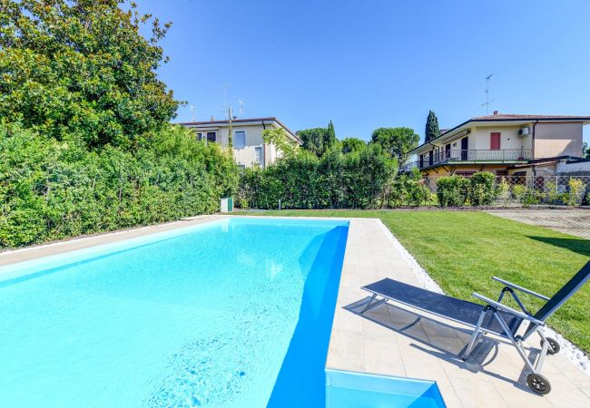 Villa a Manerba del Garda - villa sole, con piscina privata a due passi dalla spiaggia