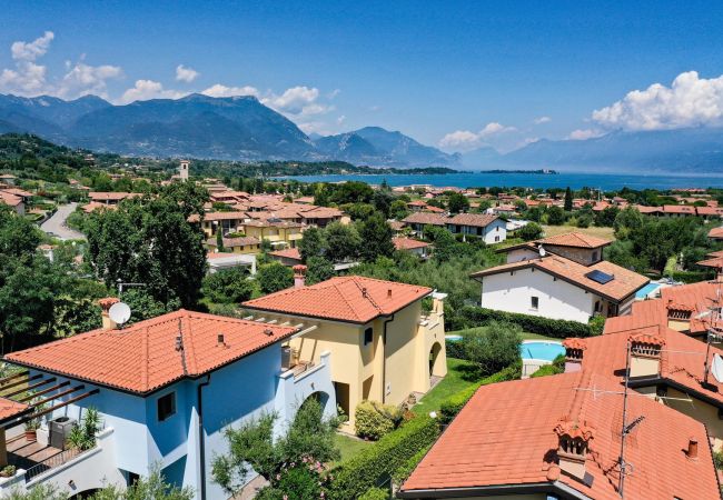 Casa a Manerba del Garda - Villa rosa, spaziosa casa con piscina in comune