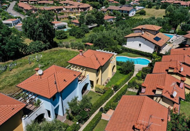 Casa a Manerba del Garda - Villa rosa, spaziosa casa con piscina in comune