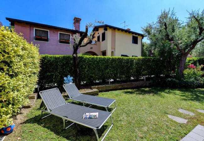 Casa a Manerba del Garda - Villa rosa, spaziosa casa con piscina in comune