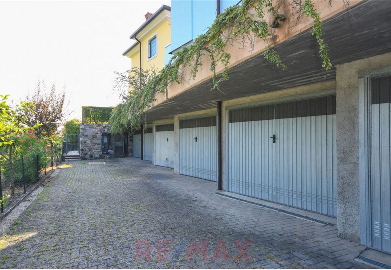 Casa a Manerba del Garda - Villa rosa, spaziosa casa con piscina in comune
