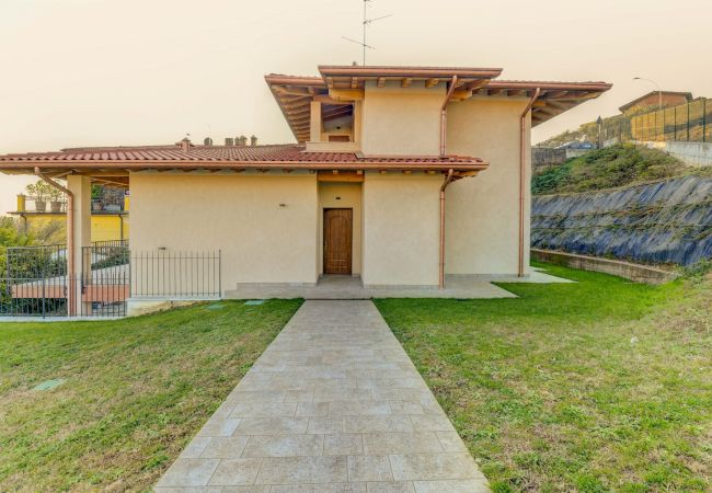 Villa a Polpenazze del Garda - Villa Sinfonia: con tre camere da letto e vista lago
