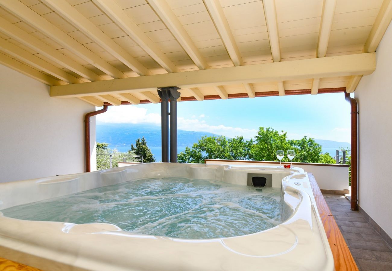 Villa a Toscolano-Maderno - Le Casette - Leccino con vista lago, piscina e jacuzzi