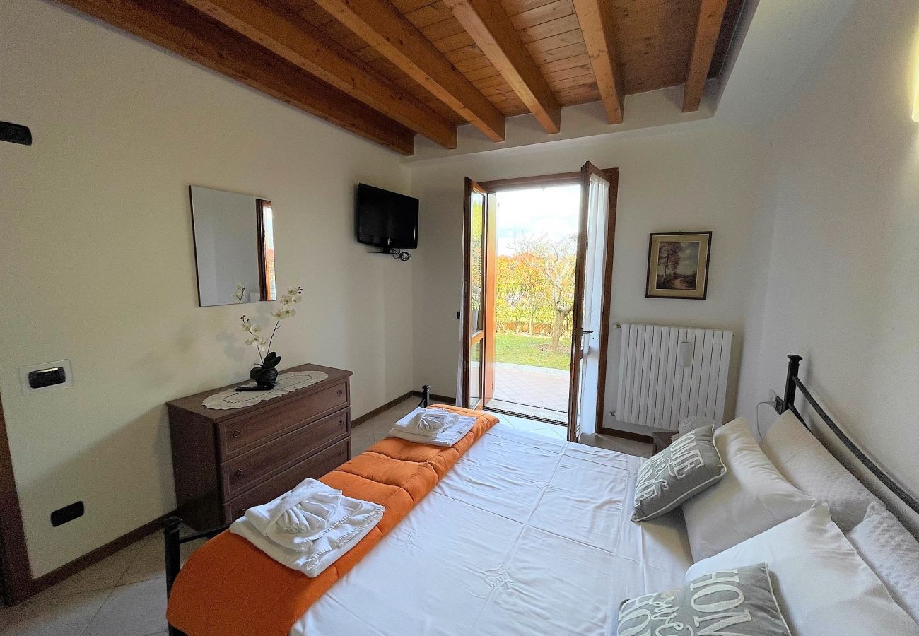Appartamento a Desenzano del Garda - DesenzanoLoft :Eridania appartamento con giardino e piscina piano terra ( C.I.R. 017092-CNI-00085)