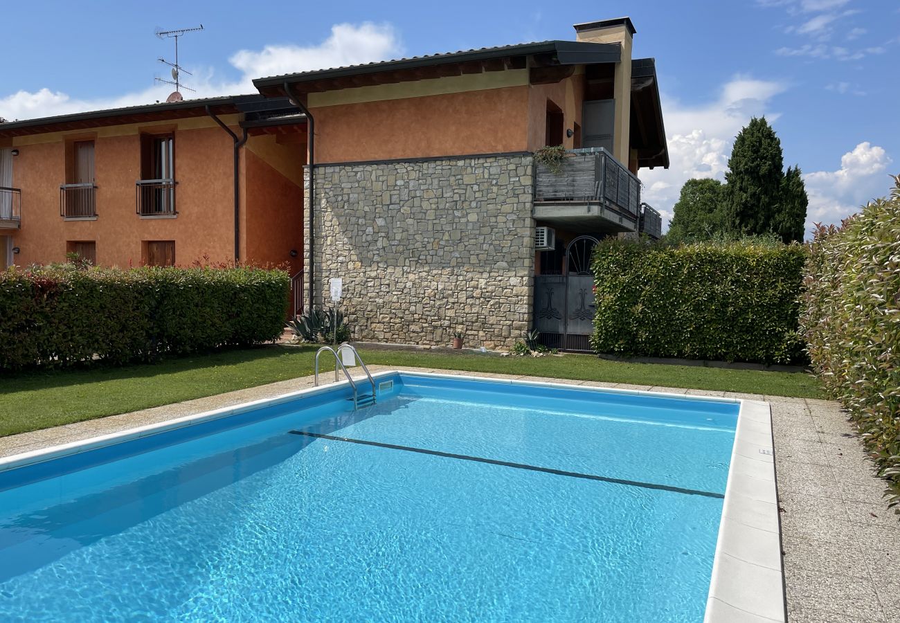 Appartamento a Desenzano del Garda - DesenzanoLoft :Eridania appartamento con giardino e piscina piano terra ( C.I.R. 017092-CNI-00085)