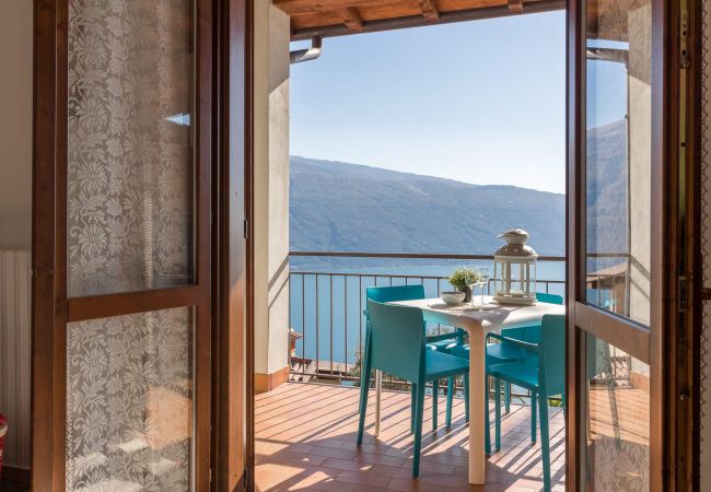  a Tignale -  appartamento Bellevue con balcone vista lago