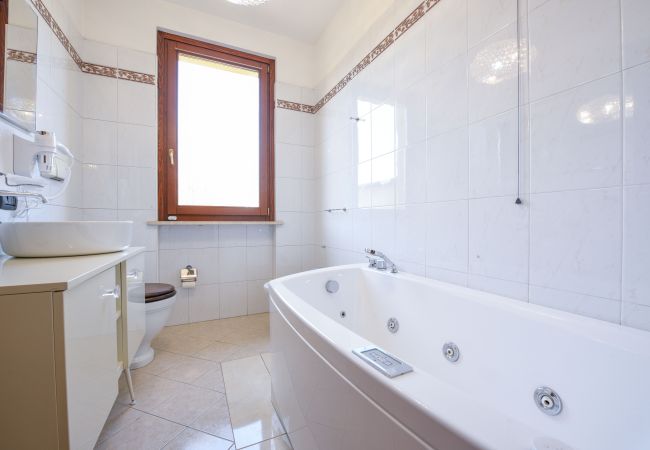 Villa a Desenzano del Garda - DesenzanoLoft Villa Luxury Jacuzzi & Garden Villa a Desenzano del Garda - DesenzanoLoft Villa Luxury Jacuzzi & Garden