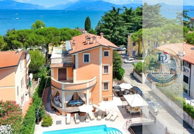 Veduta panoramica della facciata di Villa Bugatti nel parco