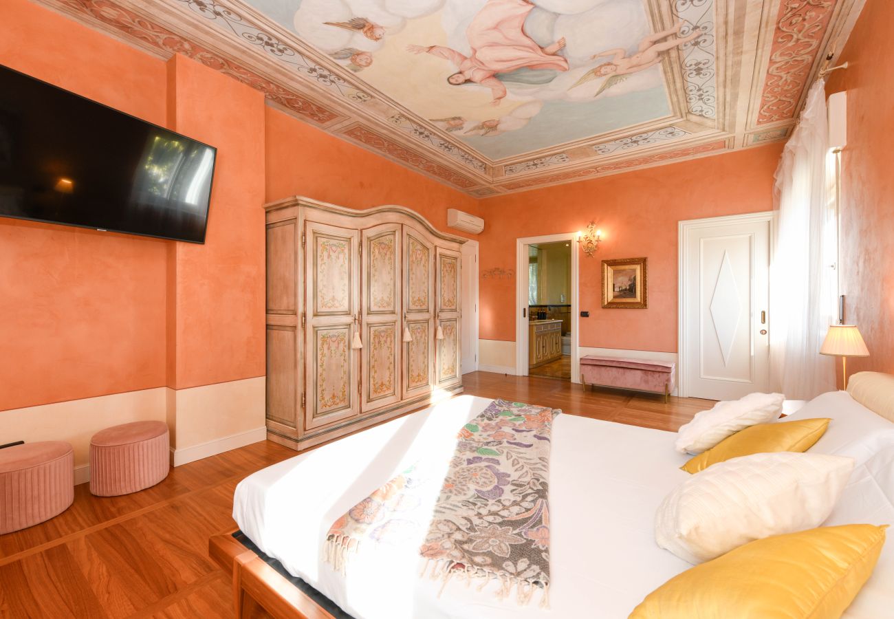 Camera di lusso con soffitti affrescati e parquet a Villa Bugatti