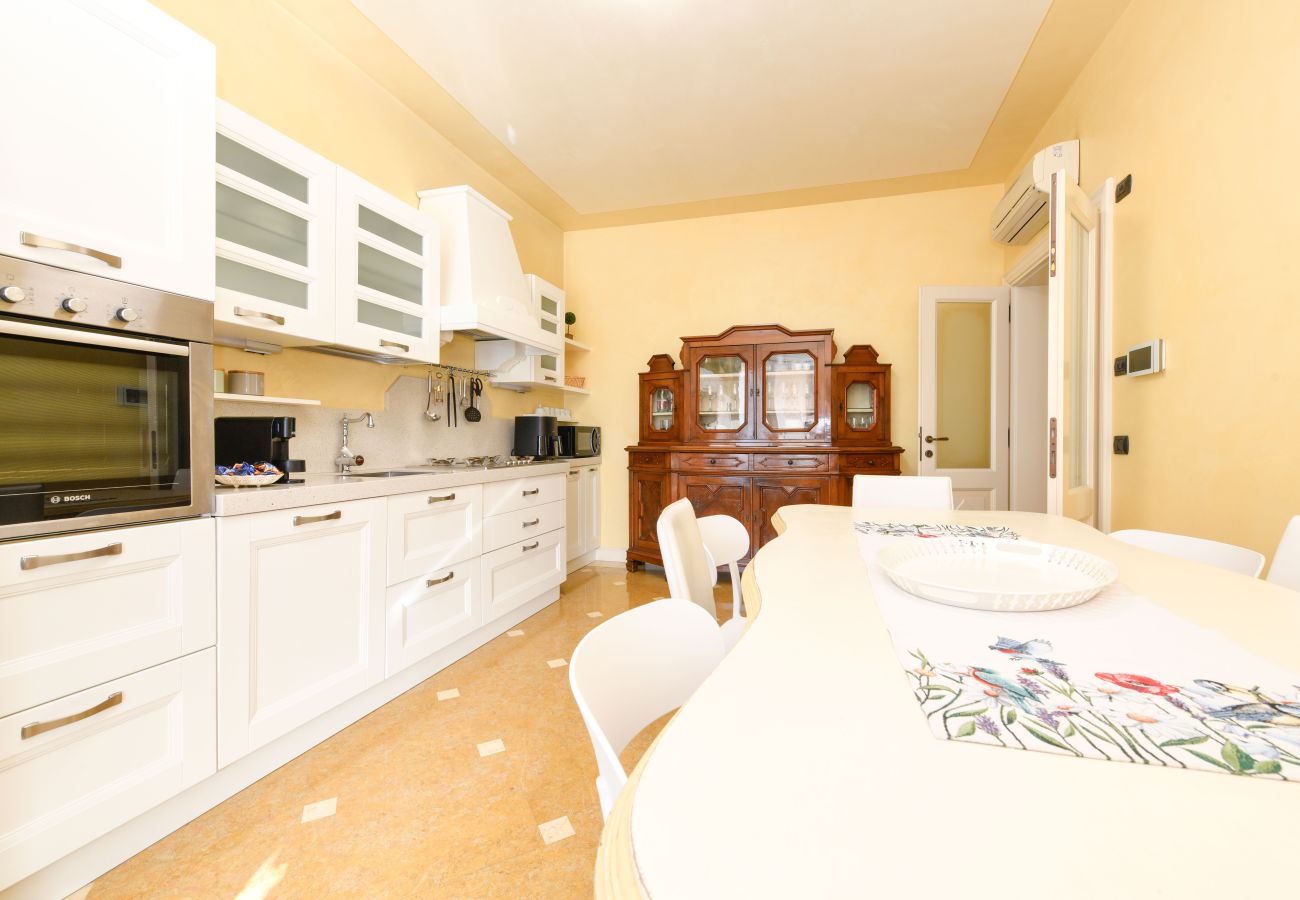 Cucina luminosa ed elegante della Villa Bugatti con tavolo da pranzo
