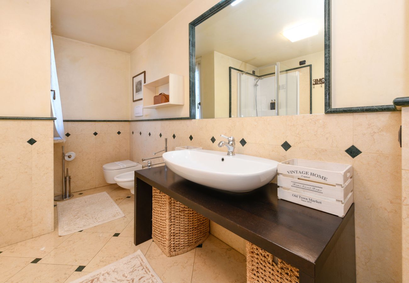Dettaglio bagno moderno con finiture di pregio e box doccia a Villa Bugatti