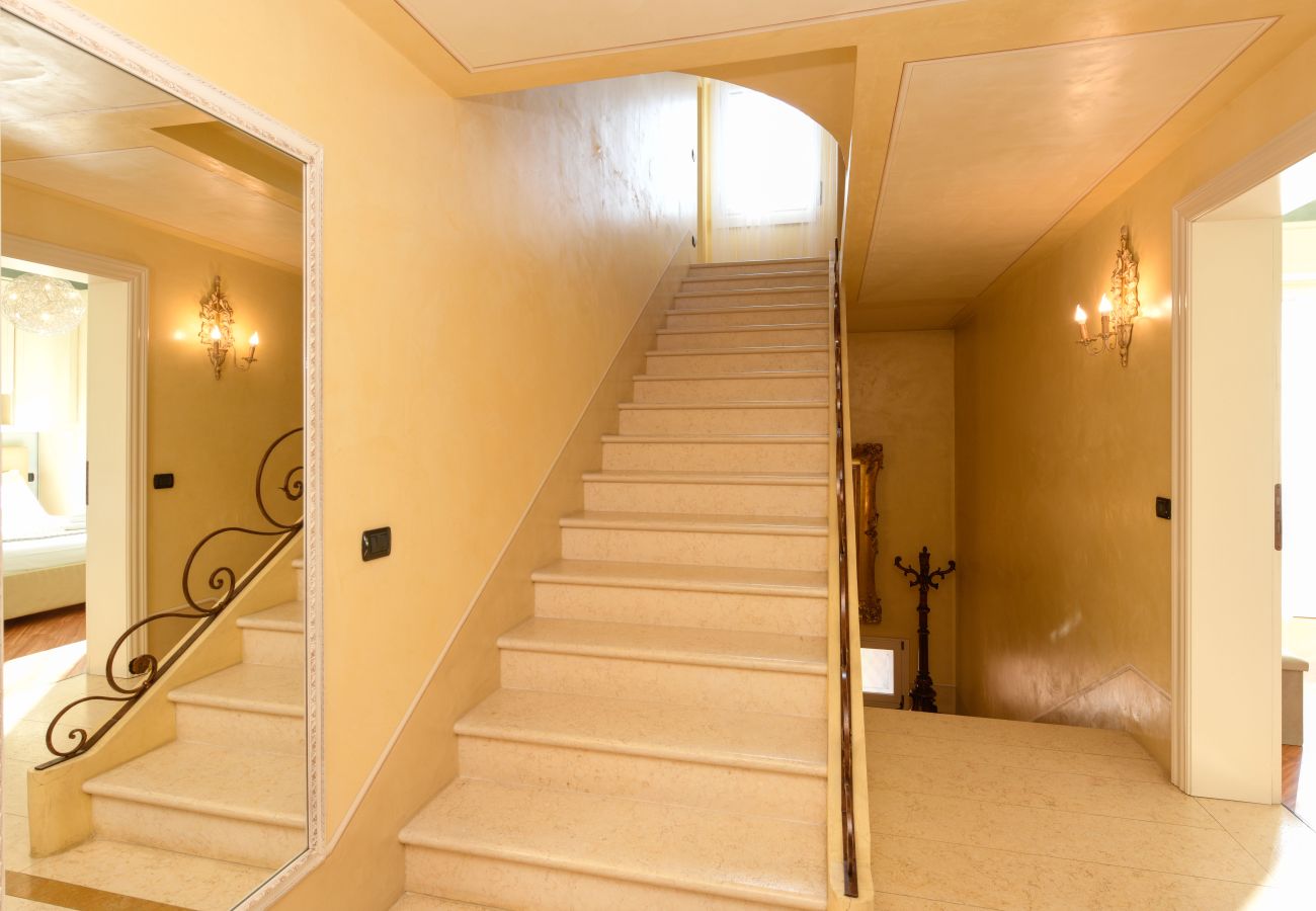 Dettaglio architettonico della scala interna di pregio a Villa Bugatti