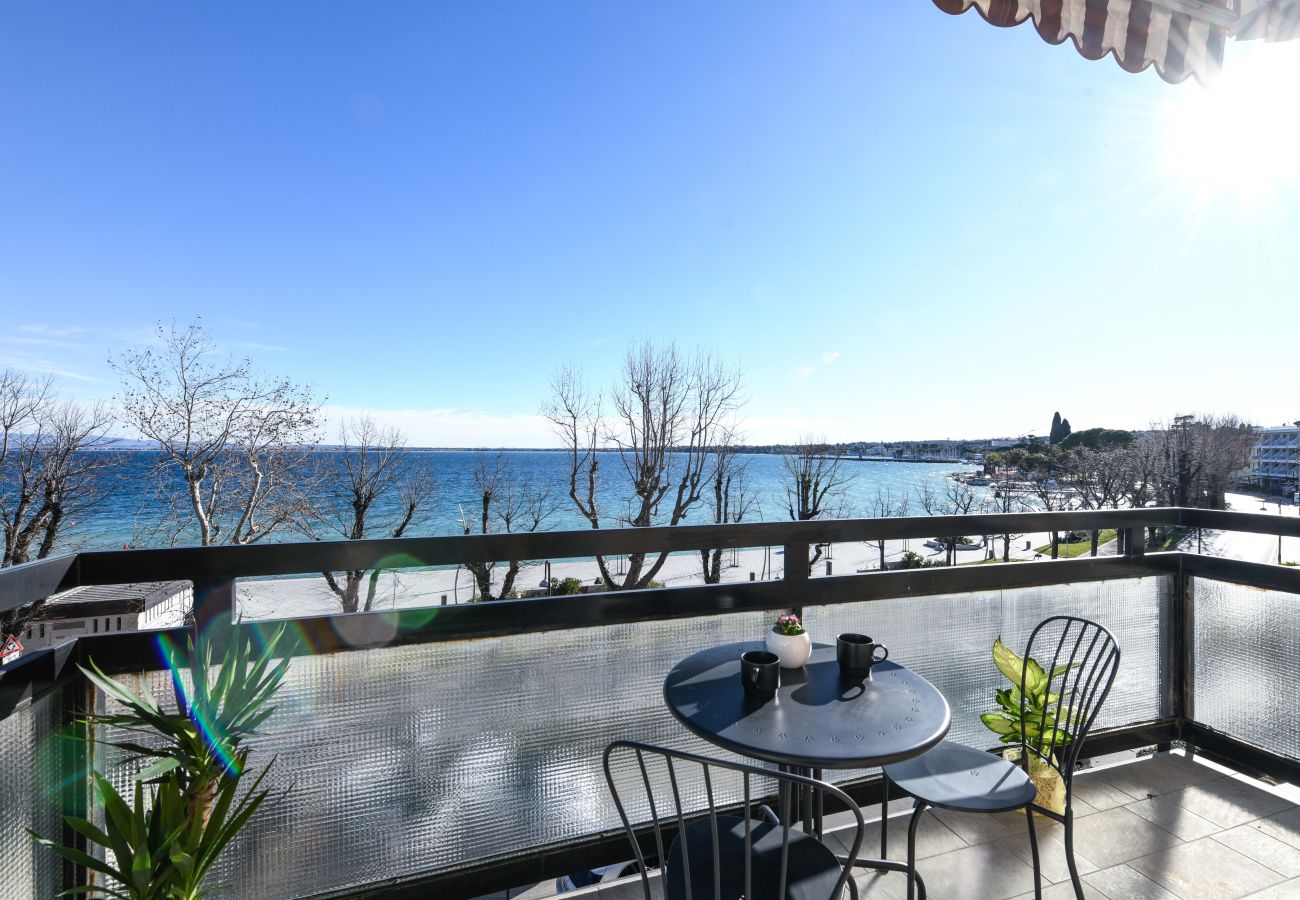 Veduta frontale e completa del Lago di Garda dalla terrazza