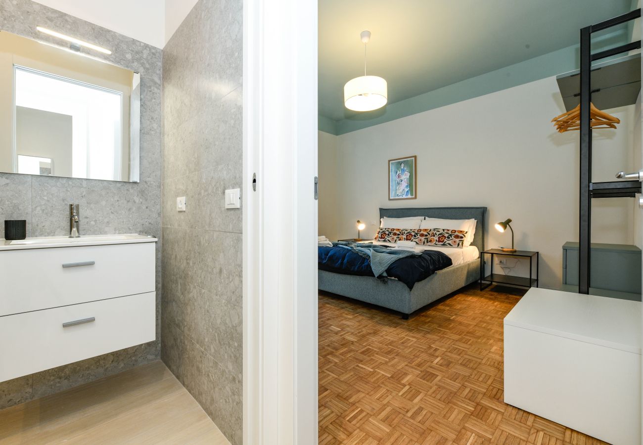 Bagno moderno con mobile bianco e vista sulla camera da letto
