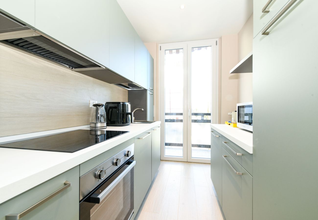 Cucina moderna con piano a induzione e forno al Golden Sunrise