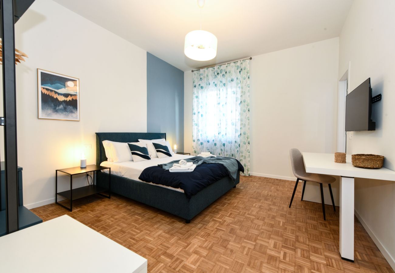 Camera da letto moderna con scrivania e Smart TV al Golden Sunrise