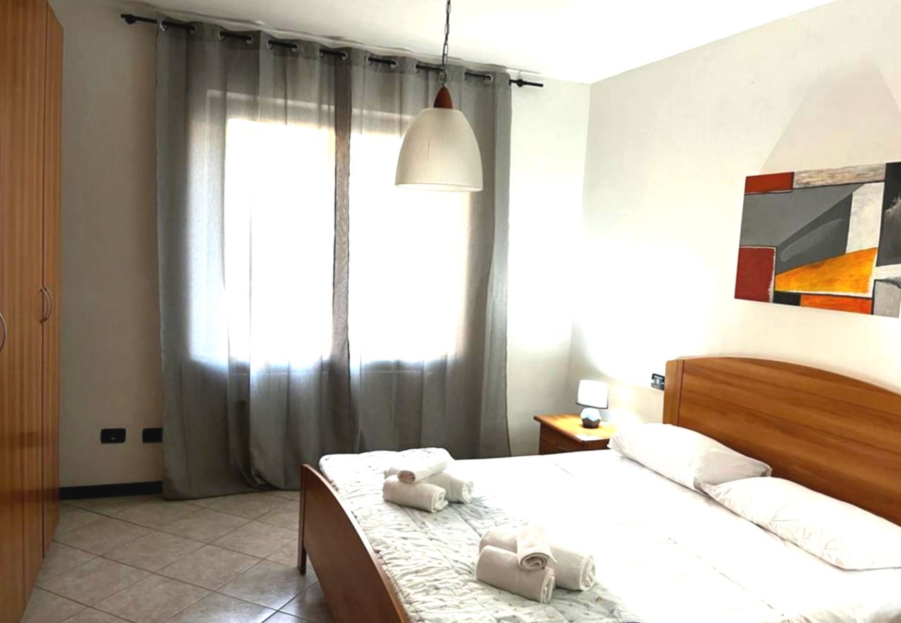 Ferienwohnung in Desenzano del Garda - Desenzanoloft: Yellow Apartment  CIR 017067-CNI-00455	