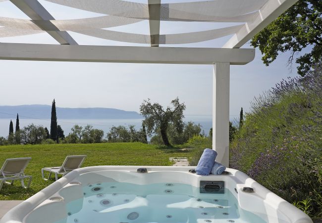  in Toscolano-Maderno - Cà Bianca sotto: in der MItte von natur mit Jacuzzi und Seeblick