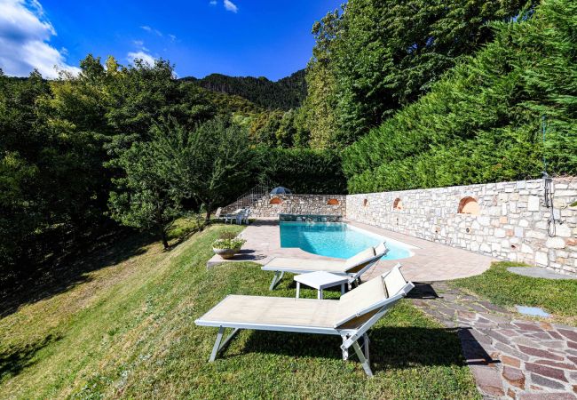 Ferienhaus in Tignale - Malga Mary: inmitte von Natur mit Pool nur für Sie und die Besitzer.