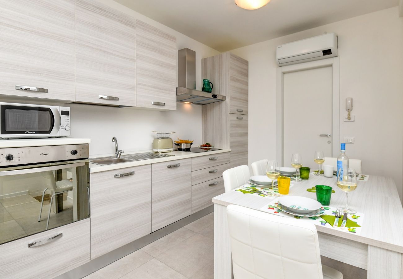 Ferienwohnung in Manerba del Garda -  Villa Meri Star: neue Eröffnung nur wenige Schritte vom Strand 
