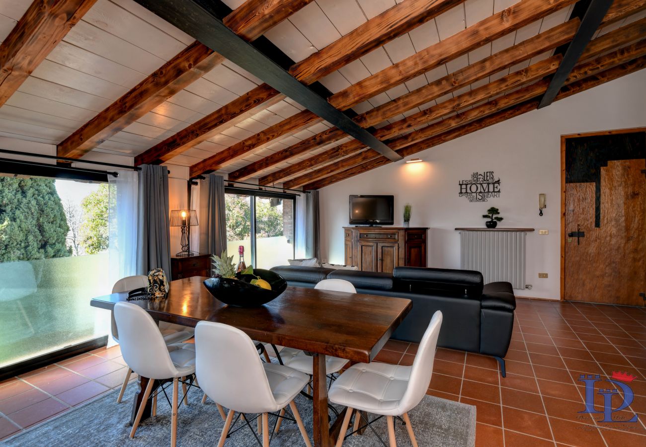 Helles Wohnzimmer mit Designermöbeln und luxuriöser Ausstattung