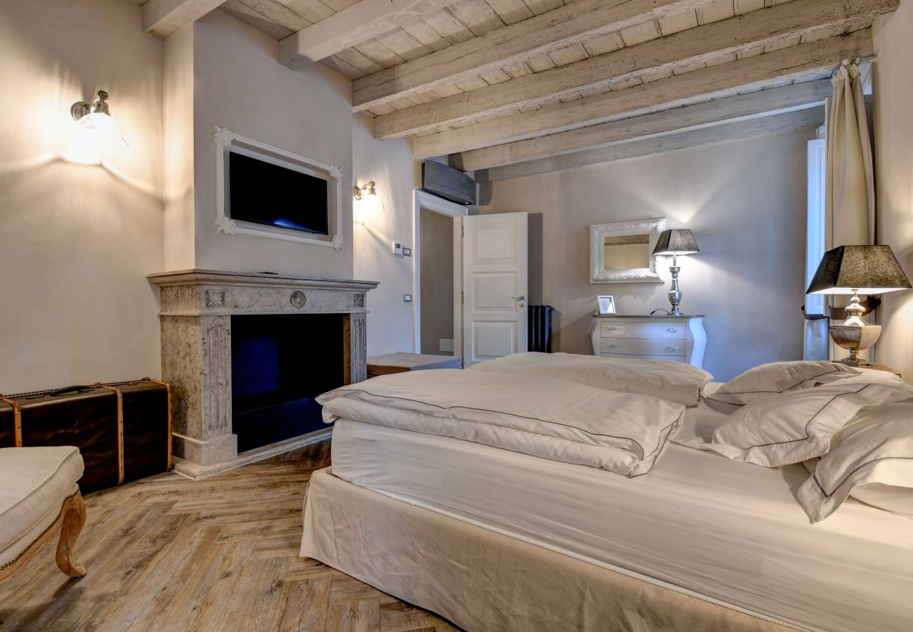 Ferienwohnung in Desenzano del Garda - DesenzanoLoft : La Vite Luxury Appartment 1 CIN IT017067C2HOLOZDF9