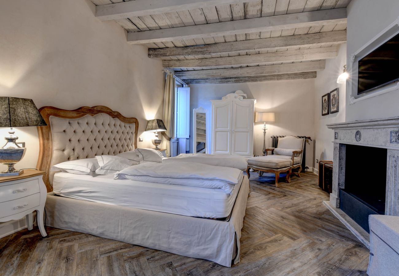 Ferienwohnung in Desenzano del Garda - DesenzanoLoft : La Vite Luxury Appartment 2 CIN IT017067C2HOLOZDF9 