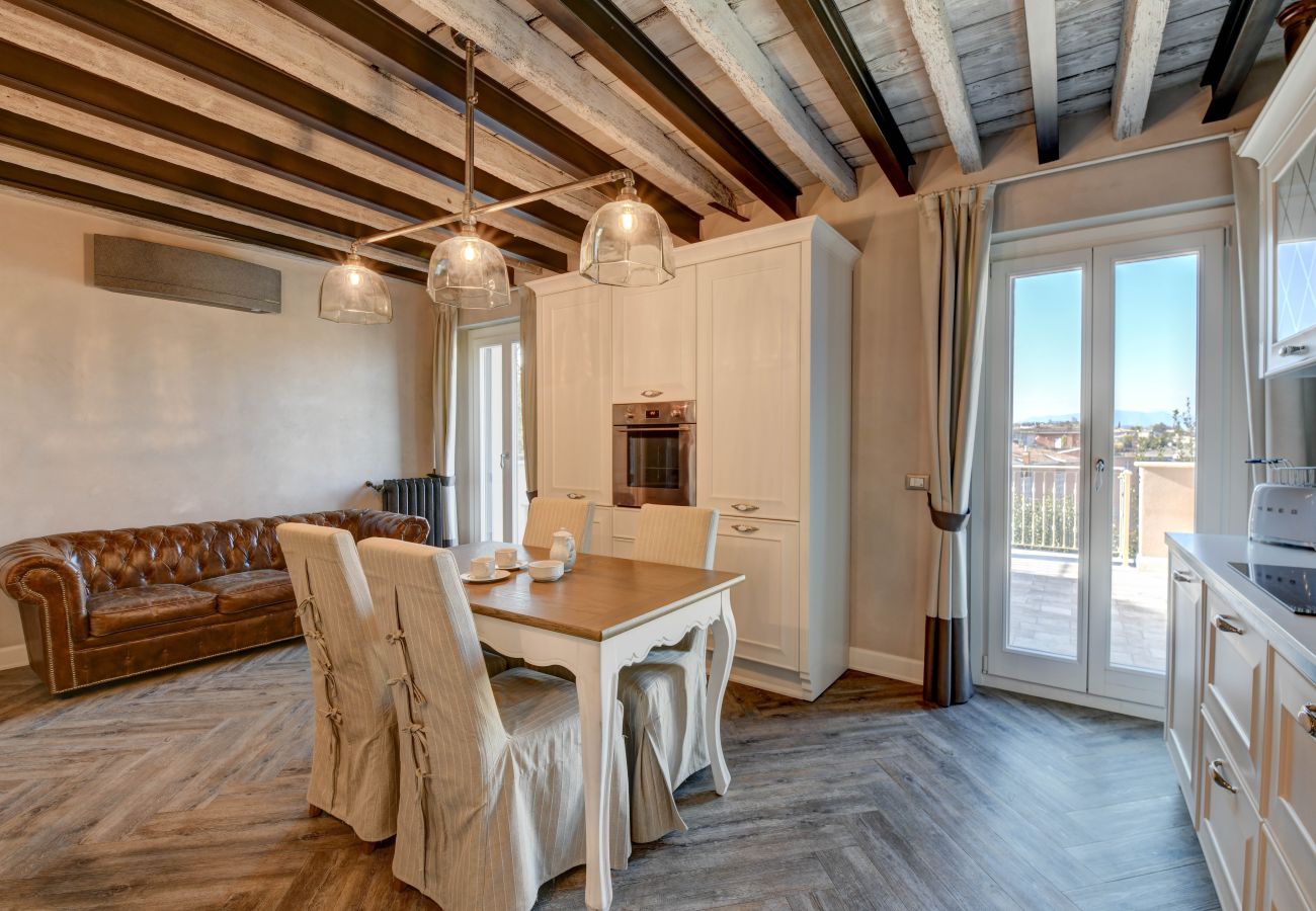 Ferienwohnung in Desenzano del Garda - DesenzanoLoft : La Vite Luxury Appartment 2 CIN IT017067C2HOLOZDF9 