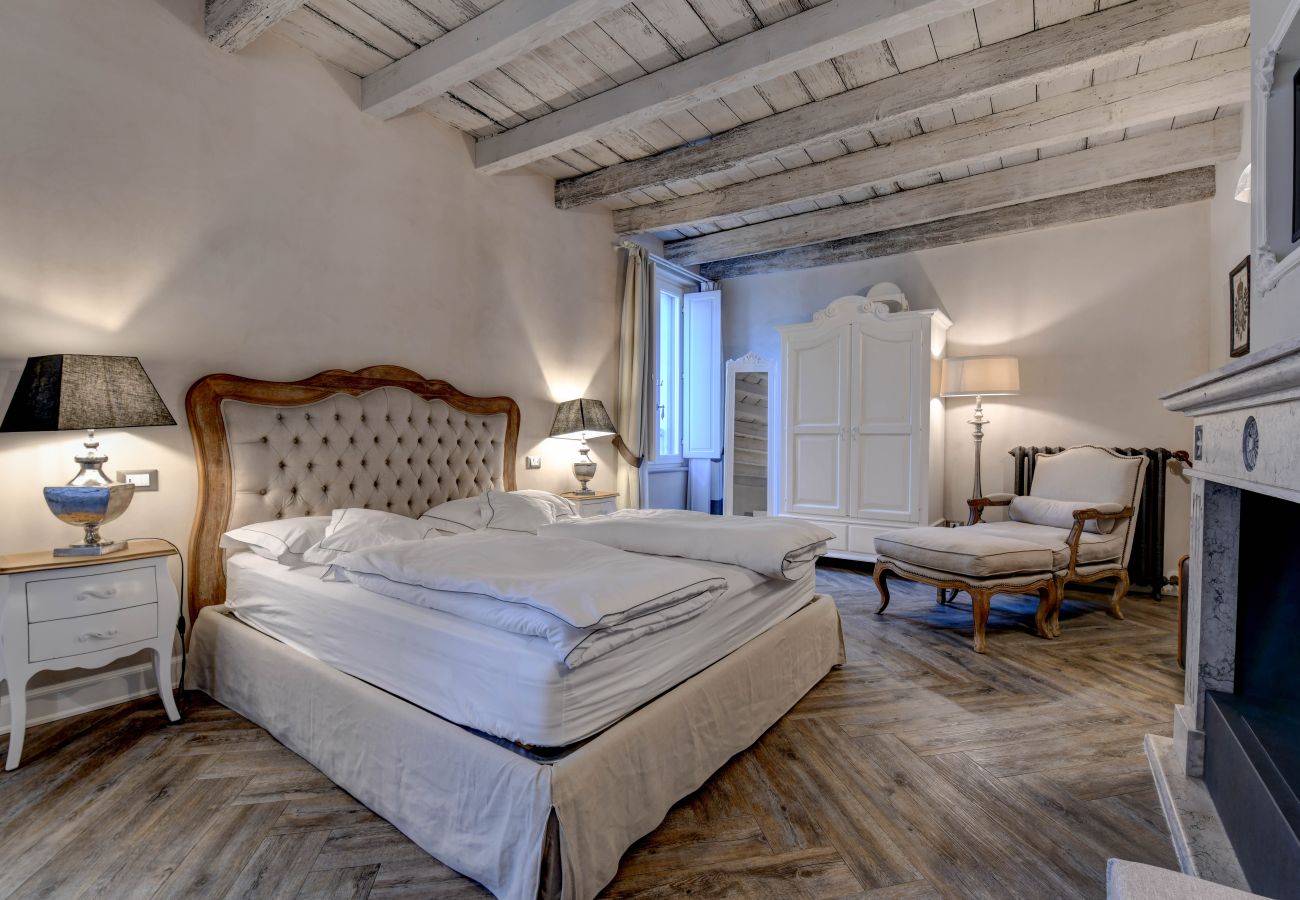 Ferienwohnung in Desenzano del Garda - DesenzanoLoft : La Vite Luxury Appartment 2 CIN IT017067C2HOLOZDF9 