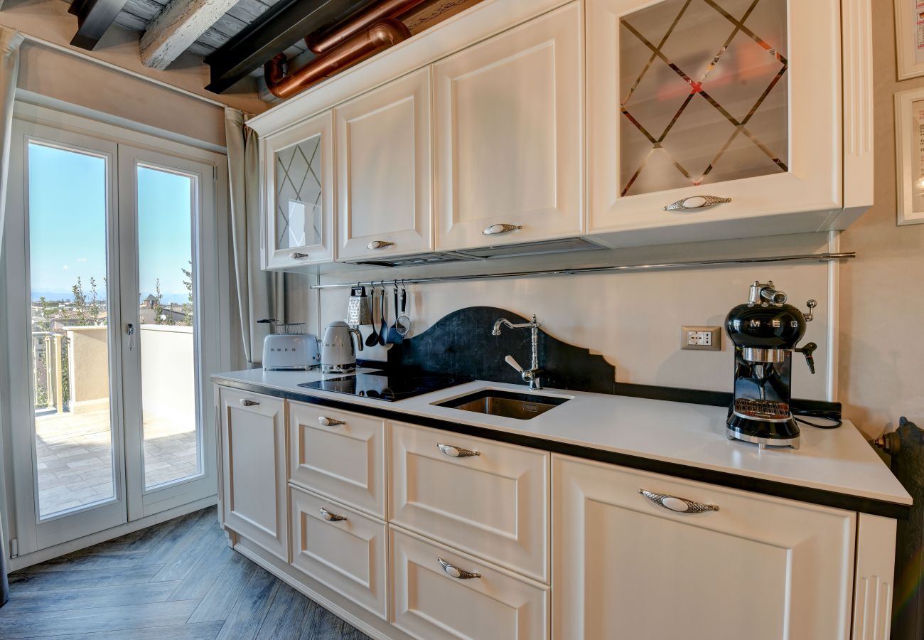 Ferienwohnung in Desenzano del Garda - DesenzanoLoft : La Vite Luxury Appartment 2 CIN IT017067C2HOLOZDF9 