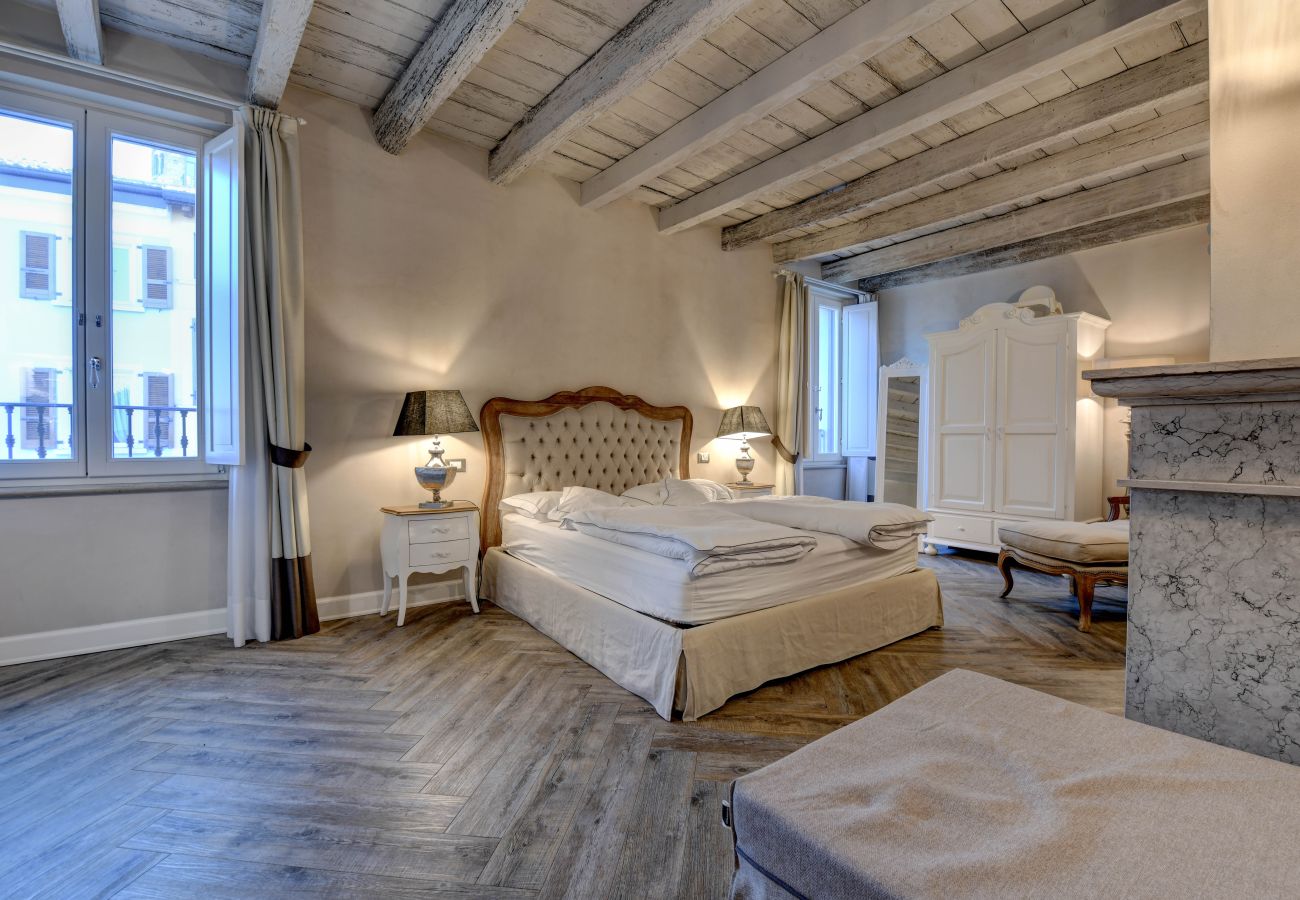 Ferienwohnung in Desenzano del Garda - DesenzanoLoft : La Vite Luxury Appartment 2 CIN IT017067C2HOLOZDF9 