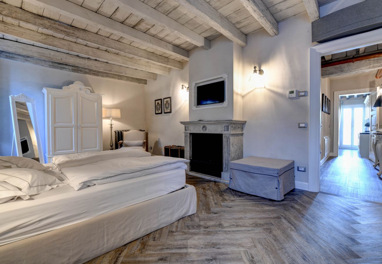 Ferienwohnung in Desenzano del Garda - DesenzanoLoft : La Vite Luxury Appartment 2 CIN IT017067C2HOLOZDF9 