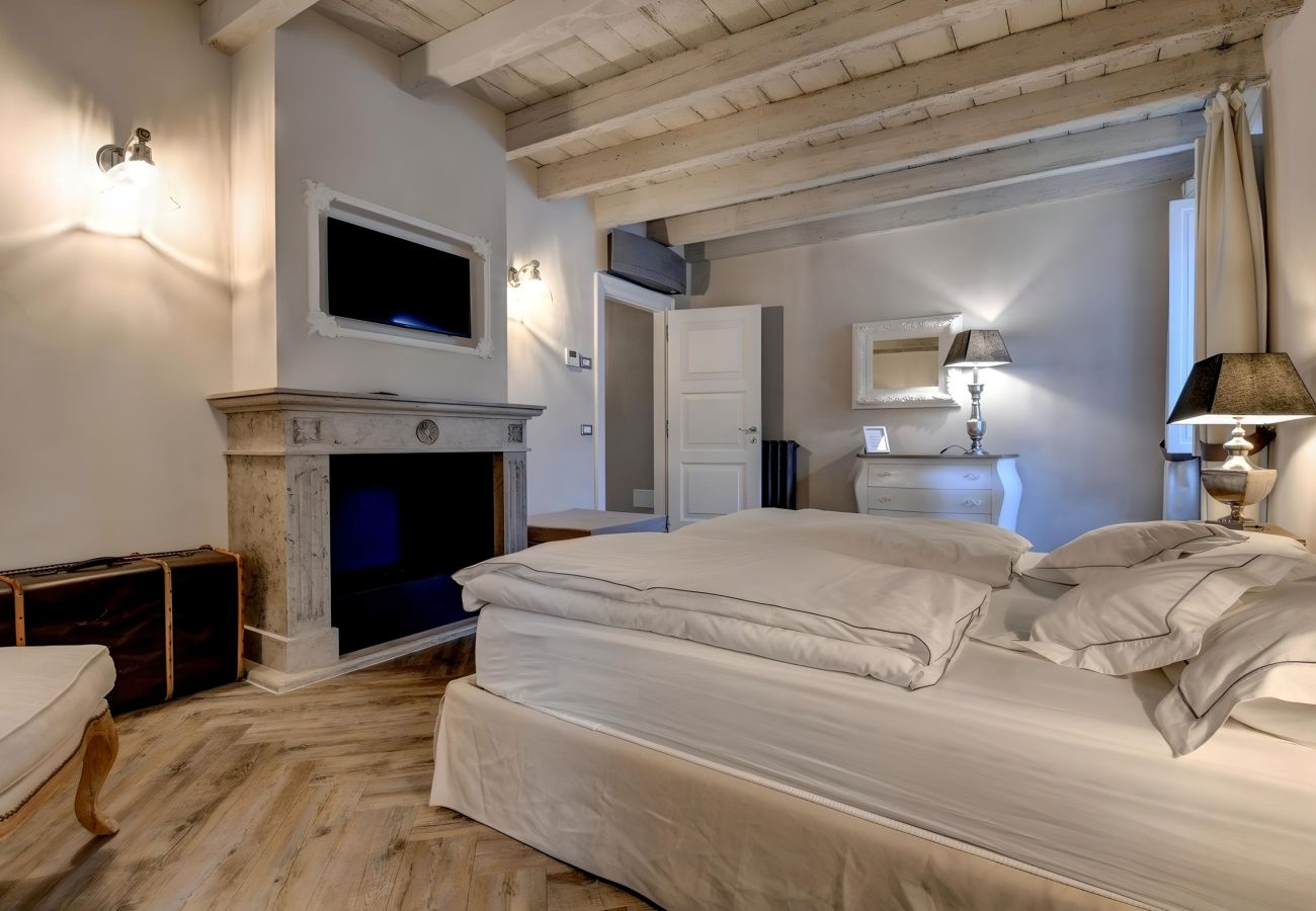 Ferienwohnung in Desenzano del Garda - DesenzanoLoft : La Vite Luxury Appartment 2 CIN IT017067C2HOLOZDF9 