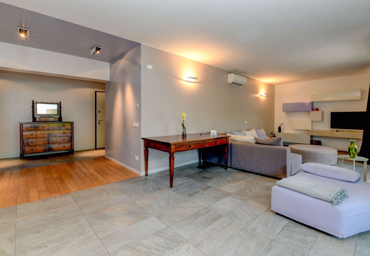 Ferienwohnung in Desenzano del Garda - Desenzanoloft Oscar Luxury Suite