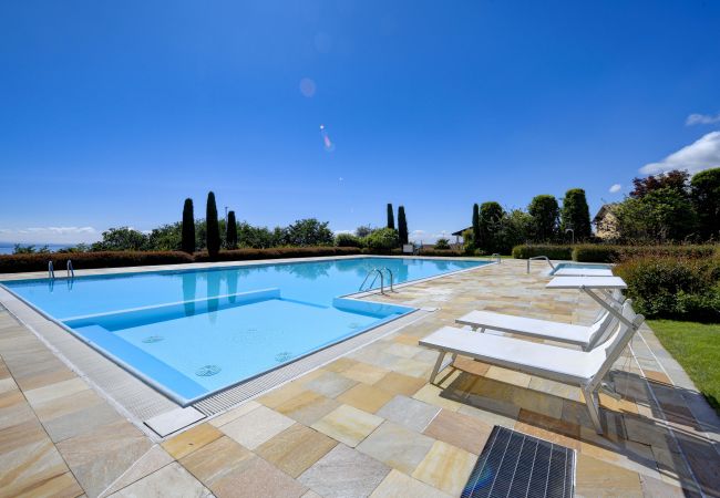 Ferienwohnung in Puegnago sul Garda - Loft la Torretta mit Seeblick und Pool Ferienwohnung in Puegnago sul Garda - Loft la Torretta mit Seeblick und Pool