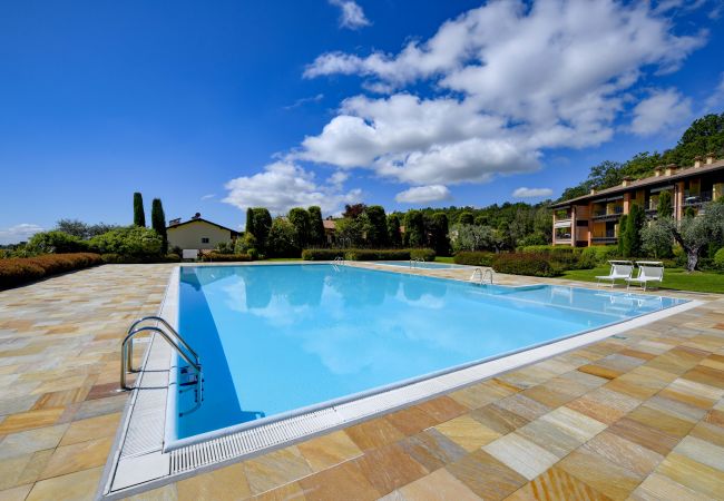 Ferienwohnung in Puegnago sul Garda - Loft la Torretta mit Seeblick und Pool Ferienwohnung in Puegnago sul Garda - Loft la Torretta mit Seeblick und Pool