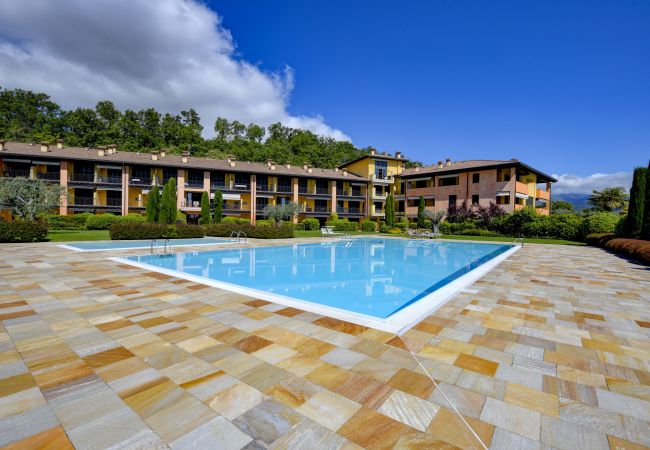Ferienwohnung in Puegnago sul Garda - Loft la Torretta mit Seeblick und Pool Ferienwohnung in Puegnago sul Garda - Loft la Torretta mit Seeblick und Pool