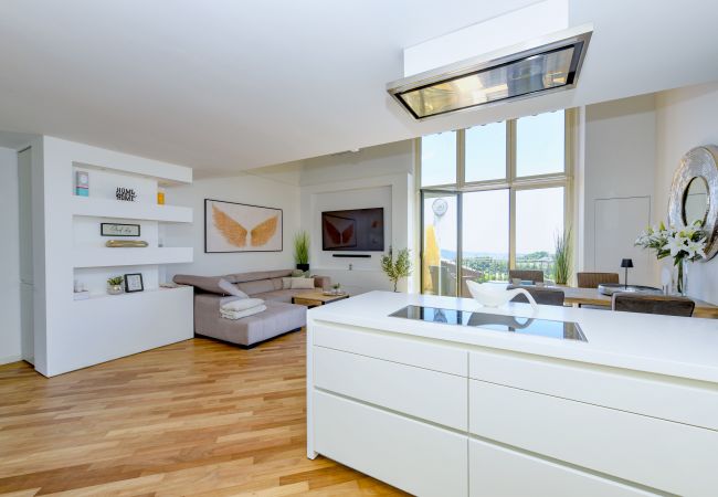 Ferienwohnung in Puegnago sul Garda - Loft la Torretta mit Seeblick und Pool Ferienwohnung in Puegnago sul Garda - Loft la Torretta mit Seeblick und Pool